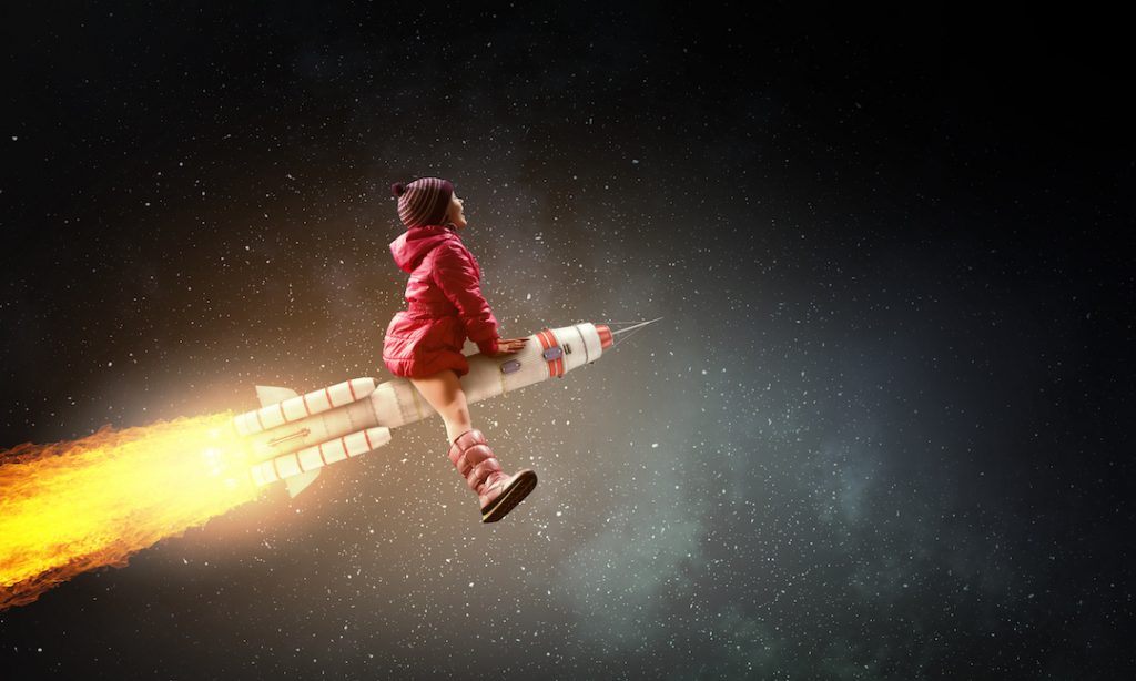 Fille qui chevauche une fusée